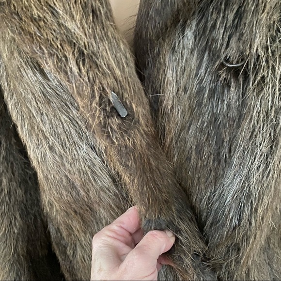 Fur COAT VINTAGE  BEAVER FUR COAT WITH TOGGLE CLOSURES - Picture 5 of 11